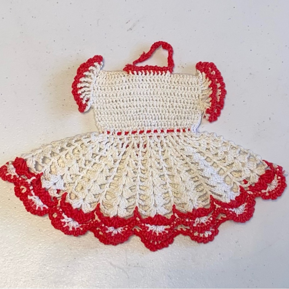 Vintage 1950s Crochet 4-Piece Doily Set in Red and White - Picture 9 of 16